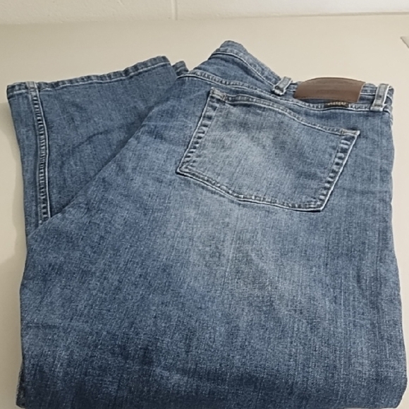 Wrangler Regular Fit Jeans with Classic Wash - Picture 8 of 9